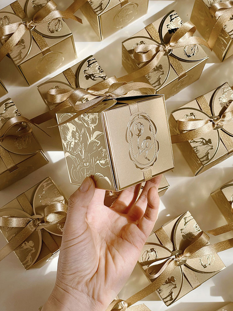 Kurdeleler ile kare kağıt hedi - Event Party Box incelemesi ve fiyatı
